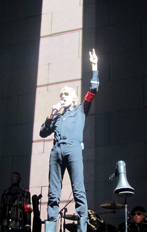 36 Roger Waters The Wall Sydney 2012-02-14.jpg